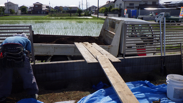 残土はダンプで